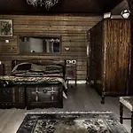 ホームステイ 120 Yrs. Old Log House In Centre