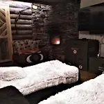 120 Yrs. Old Log House In Centre 民宿 *