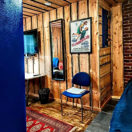 120 Yrs. Old Log House In Centre Homestay *